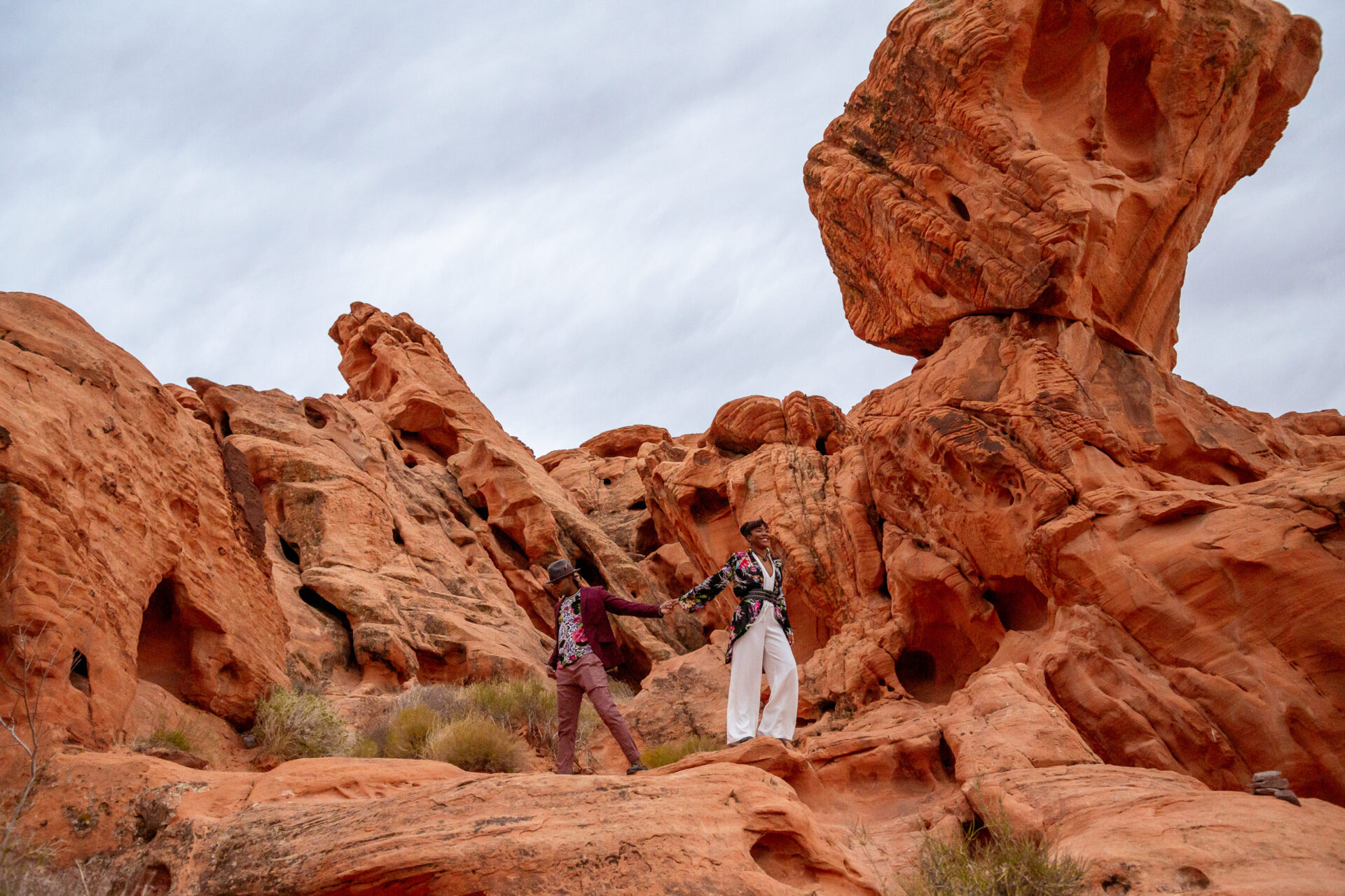 adventure eloping couple kin the middle of the desert