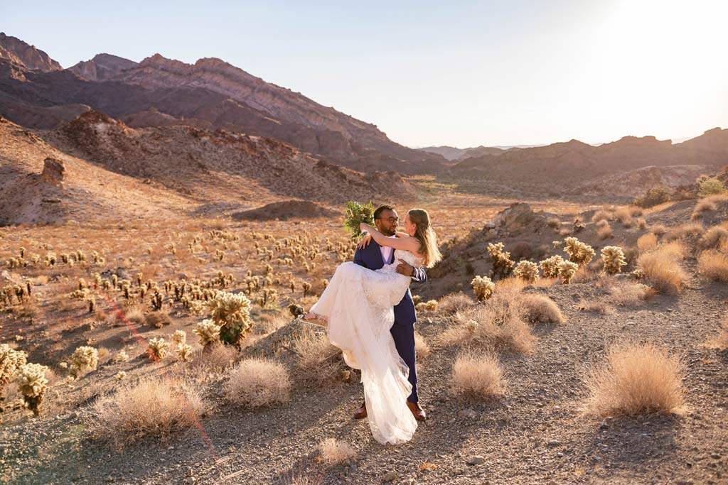 las vegas eloping couple in the canyon