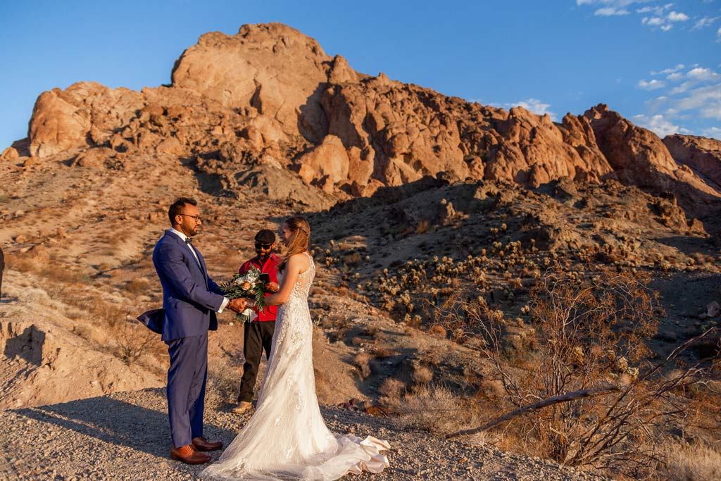 las vegas eloping couple ceremony in the canyon